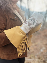Load image into Gallery viewer, The Palomino Pendleton Fringe Gauntlet Mittens/Gloves