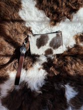 Load image into Gallery viewer, Cowhide Zipper Wristlet Wallet

